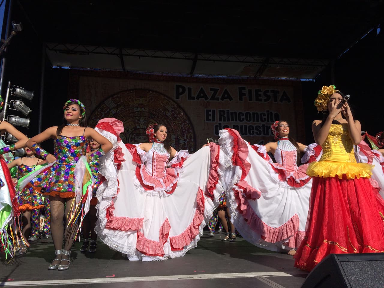 Entre música de mariachi, antojitos tradicionales y mucha diversión decenas de personas se dieron cita en Plaza Fiesta para festejar “El Grito”. El evento se engalanó con la presencia de Conjunto atardecer, la Sonora Dinamita y el elenco de Univision 34 Atlanta.