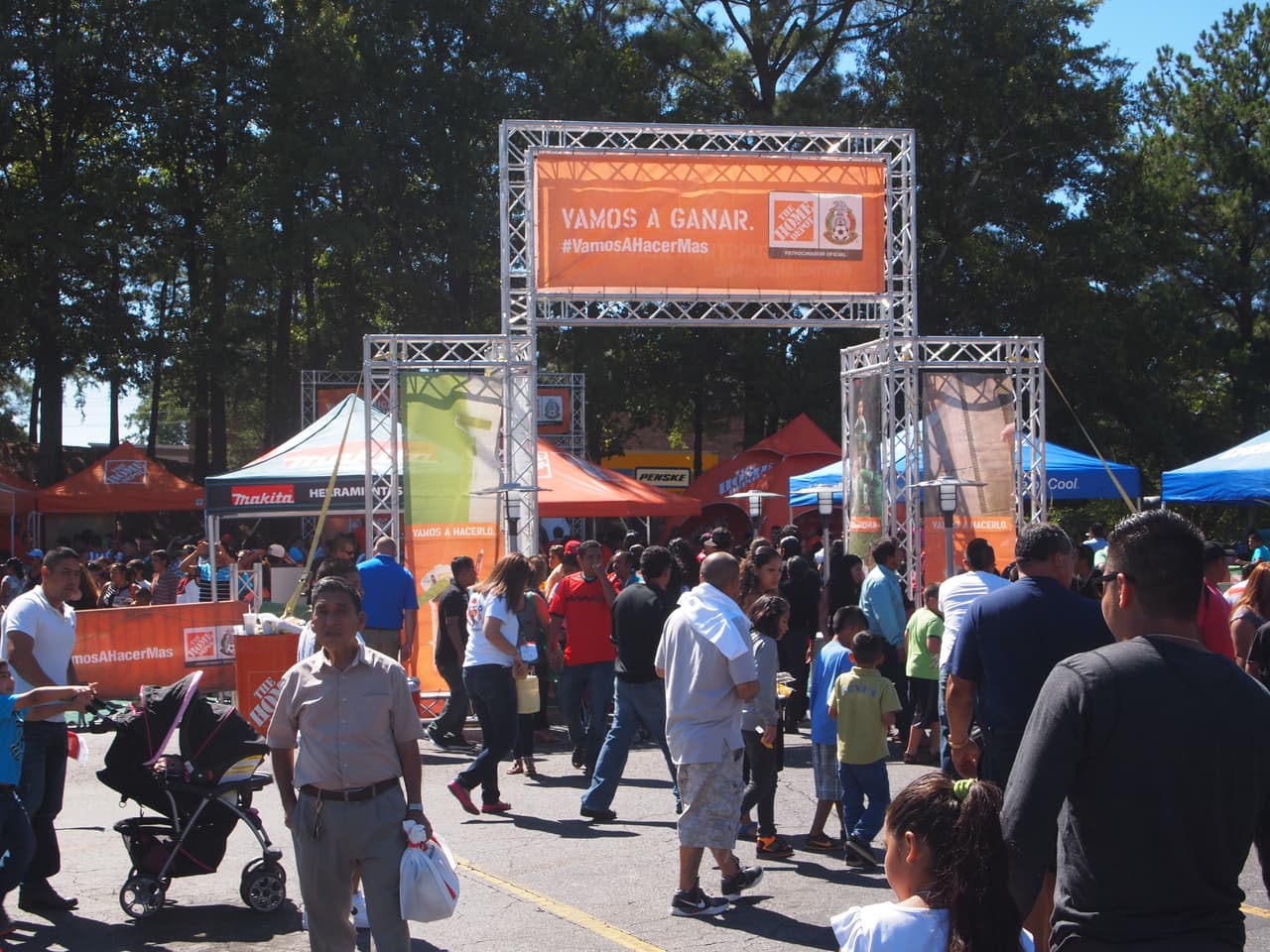 Entre música de mariachi, antojitos tradicionales y mucha diversión decenas de personas se dieron cita en Plaza Fiesta para festejar “El Grito”. El evento se engalanó con la presencia de Conjunto atardecer, la Sonora Dinamita y el elenco de Univision 34 Atlanta.