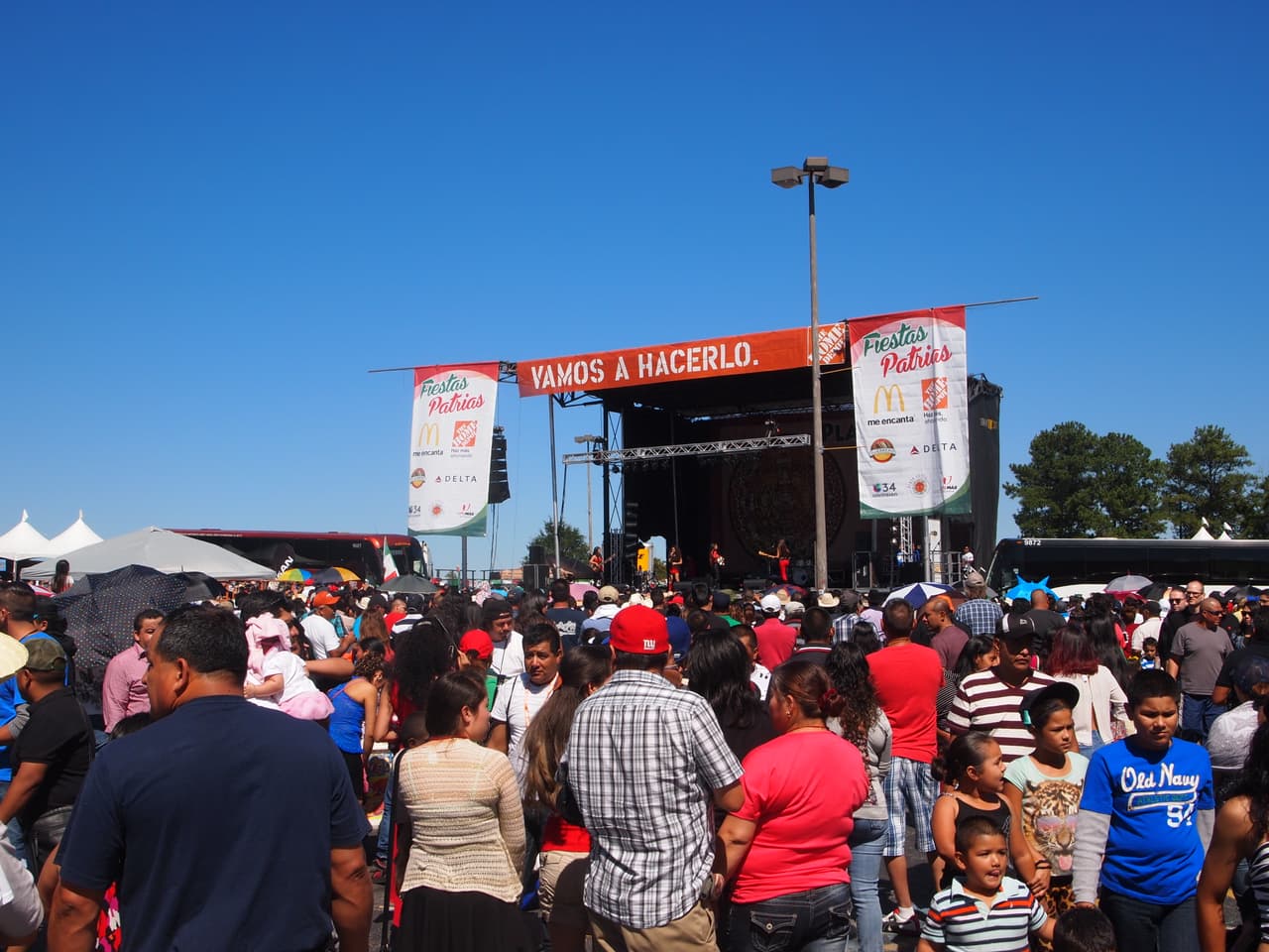 Entre música de mariachi, antojitos tradicionales y mucha diversión decenas de personas se dieron cita en Plaza Fiesta para festejar “El Grito”. El evento se engalanó con la presencia de Conjunto atardecer, la Sonora Dinamita y el elenco de Univision 34 Atlanta.