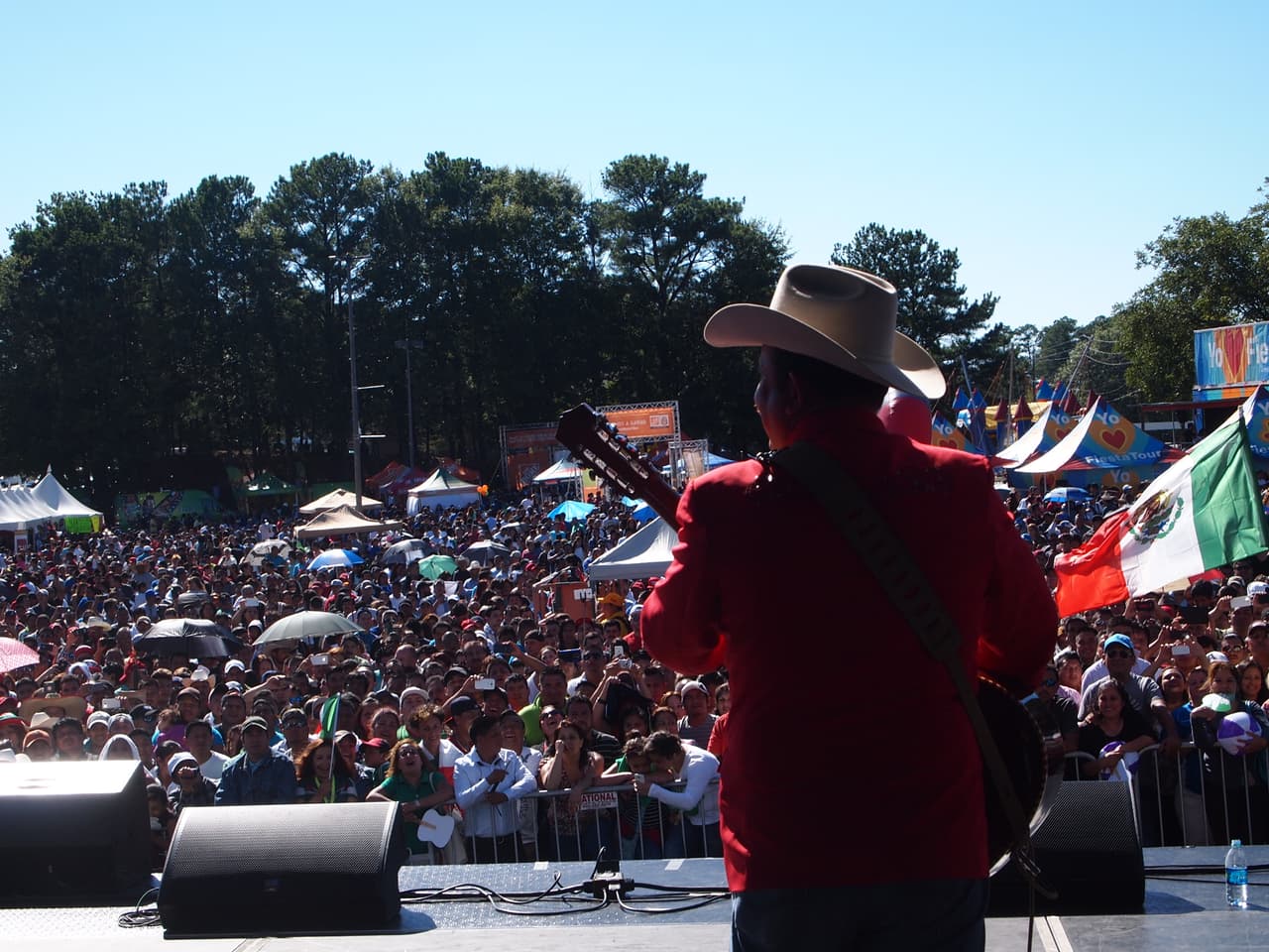 Entre música de mariachi, antojitos tradicionales y mucha diversión decenas de personas se dieron cita en Plaza Fiesta para festejar “El Grito”. El evento se engalanó con la presencia de Conjunto atardecer, la Sonora Dinamita y el elenco de Univision 34 Atlanta.