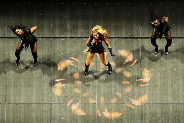 Ni el mejor guionista de Hollywood hubiese podido escribir un libreto mejor que el Super Bowl 2013. Con lágrimas, risas, entretenimiento, estupor, suspenso, miedo y mucha emoción, este Super Bowl “tuvo de todo un mucho”. El coro de la escuela de Newtown que sufrió en diciembre una matanza que conmocionó al mundo, con 26 niños de la escuela primaria Sandy Hook, abrió la ceremonia previa al partido con la canción "America The Beautiful", al lado de la actriz y cantante Jennifer Hudson. Los estudiantes llevaban lazos verdes en homenaje a los 20 niños y 6 adultos asesinados en Sandy Hook el pasado 14 de diciembre, y durante su actuación muchos de los jugadores y espectadores apenas pudieron contener las lágrimas. Después le tocó el turno a Alicia Keys, quien al piano y con un sexy vestido rojo de tirantes interpretó el himno nacional estadounidense, agregando algunas palabras en la estrofa final, ante el estupor de algunos. La actuación musical del descanso, la más esperada siempre, correspondió este año a Beyoncé y llegó precedida de la polémica después de que la estrella admitiera que cantó el himno nacional en falso directo, sobre una canción pregrabada, durante la ceremonia de la segunda investidura presidencial de Barack Obama. La artista con mucha fuerza y sin dejar de bailar sobre un escenario con fuegos artificiales y luces con la forma de su rostro y su larga melena, vistiendo un conjunto de cuero negro de Rubin Singer, con guantes a juego y botines de tacón, y acompañada de más de 100 bailarines repasó algunos de sus éxitos como "Love on Top", "Crazy in Love", "Baby Boi" y "Till the End of Time". Se unieron a ella después Kelly Rowland y Michelle Williams, sus compañeras en el ya disuelto grupo Destiny's Child y vestidas también de negro. Las tres cantaron y bailaron sincronizadas "Independent Woman" y "Single Ladies (Put A Ring On It)". En el tercer cuarto del partido se produjo un inesperado apagón, que duró 34 minutos, y que fundió a negro las televisiones de millones de hogares en todo el país y dejó en blanco a los presentadores de la cadena CBS, la encargada de la retransmisión. Con cada bloque de treinta segundos de publicidad vendido a un precio de entre 3,7 y 3,8 millones de dólares, los dos anuncios de Chrysler estuvieron entre los mejores, según un sondeo realizado por The Wall Street Journal a ejecutivos publicitarios y espectadores, pero según USA Today el primer lugar correspondió a Budweisser. También fueron muy comentados en Twitter los de Taco Bell y Doritos, en una noche en la que rostros conocidos como los actores de comedia Amy Poehler ("Parks and Recreation"), Tracy Morgan ("30 Rock") y Kaley Cuoco ("The Big Bang Theory"), y la modelo Bar Refaeli se colaron en algunos de los anuncios.