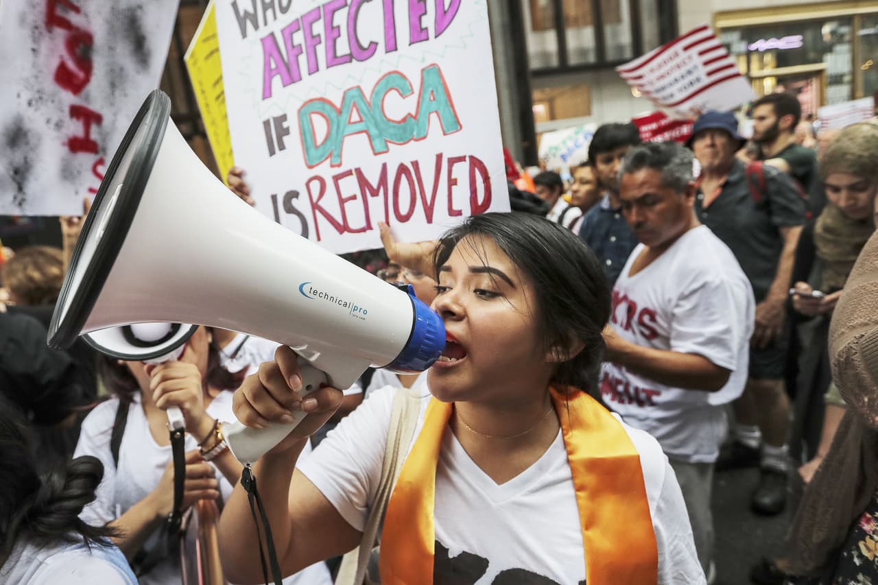 Dreamers rechazan plan de la Casa Blanca que plantea legalizarlos a ellos a cambio de más arrestos y deportaciones