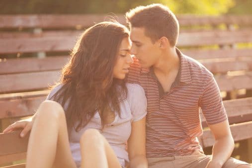 Como signo regido por Neptuno se fascina con todo lo relacionado con el mundo de los sueños y los misterios del inconsciente, las medicinas alternativas, la hipnosis, la astrología, la meditación, las estrellas de cine o música, el mundo del arte, el llamado “lenguaje misterioso y secreto de los peces”, todo lo que existe detrás de la realidad aparente.