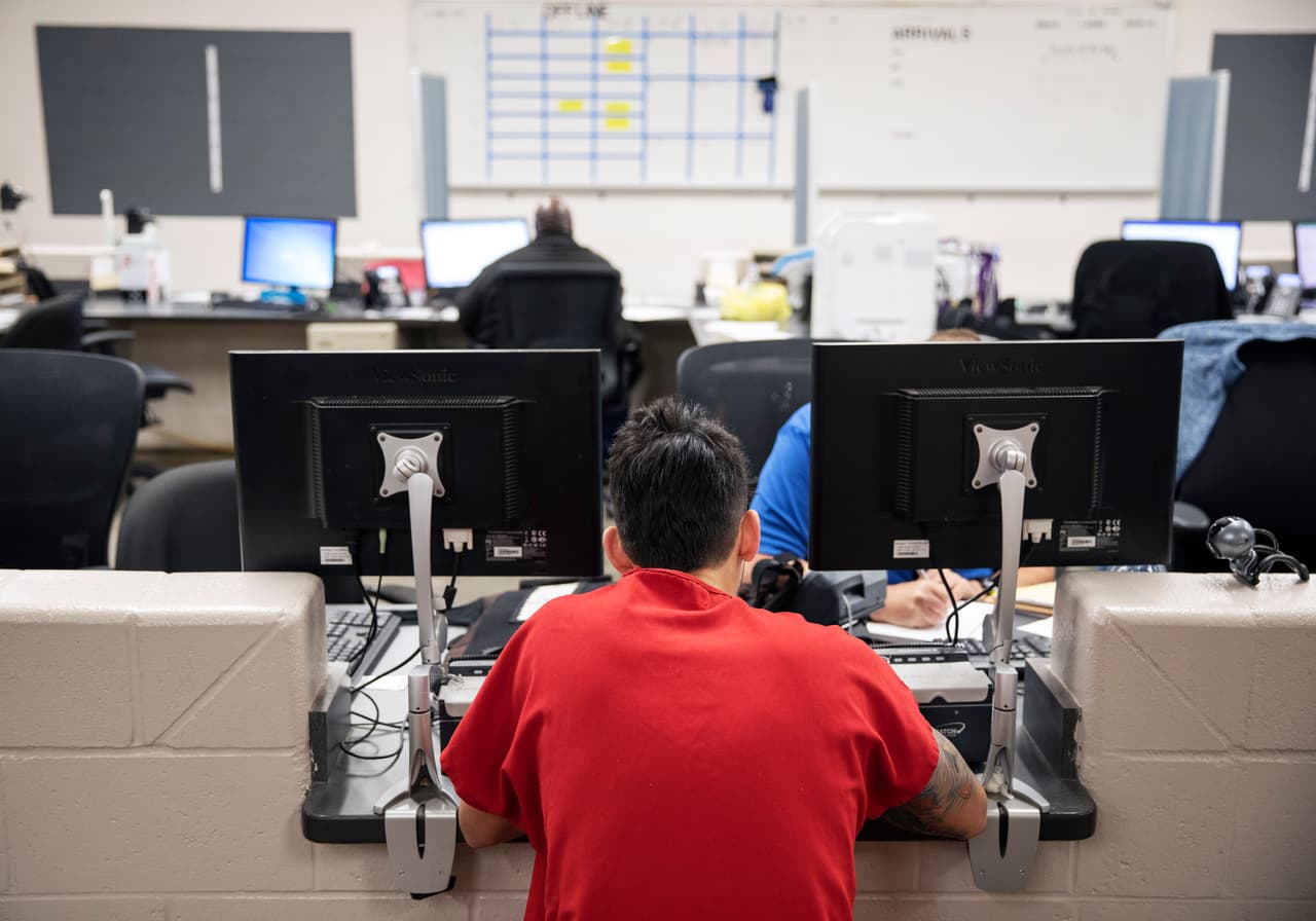 Jueces objetan reglamento que elimina el ‘cierre administrativo’ de casos de inmigración