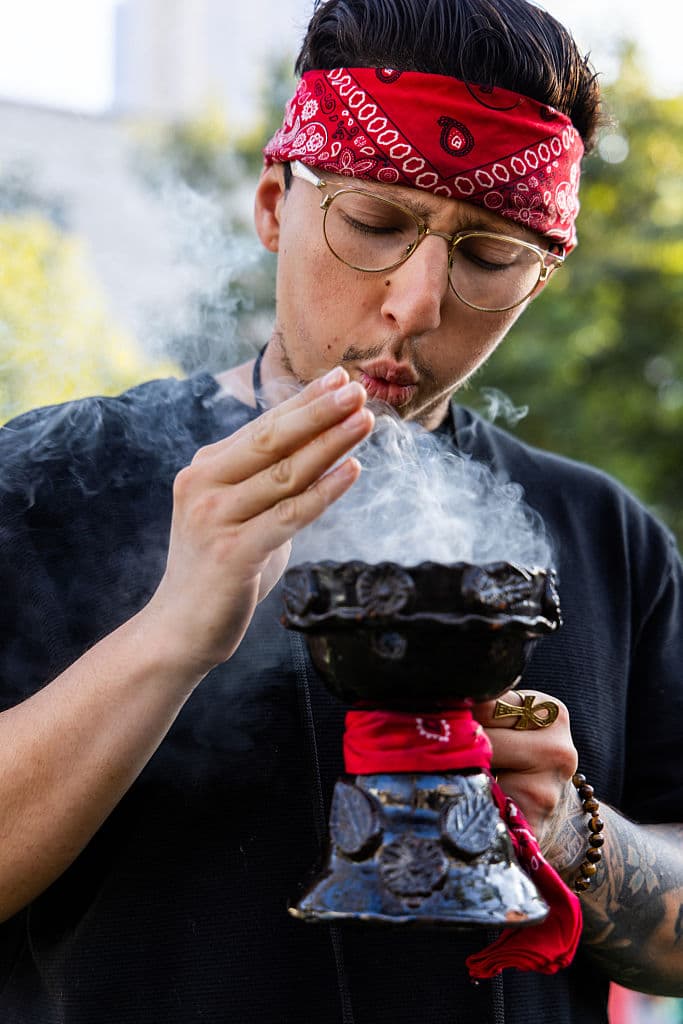 <b>¿Piedras? ¿Bombas molotov?</b> Con incienso llegó uno de los participantes en una 
<b>vigilia interdenominacional</b> celebrada este martes en el 
<b><a href="https://www.univision.com/local/los-angeles-kmex/gloria-molina-muere-activista-mexicana-los-angeles-historia-eeuu" target="_blank">Gloria Molina Grand Park</a></b>, a unos 10 minutos de distancia caminando del Centro de Detención de ICE en el centro de Los Ángeles.
<br>
<br>El evento se realizó de forma pacífica antes de que comenzara la implementación del toque de queda que ordenó la alcaldesa Karen Bass.