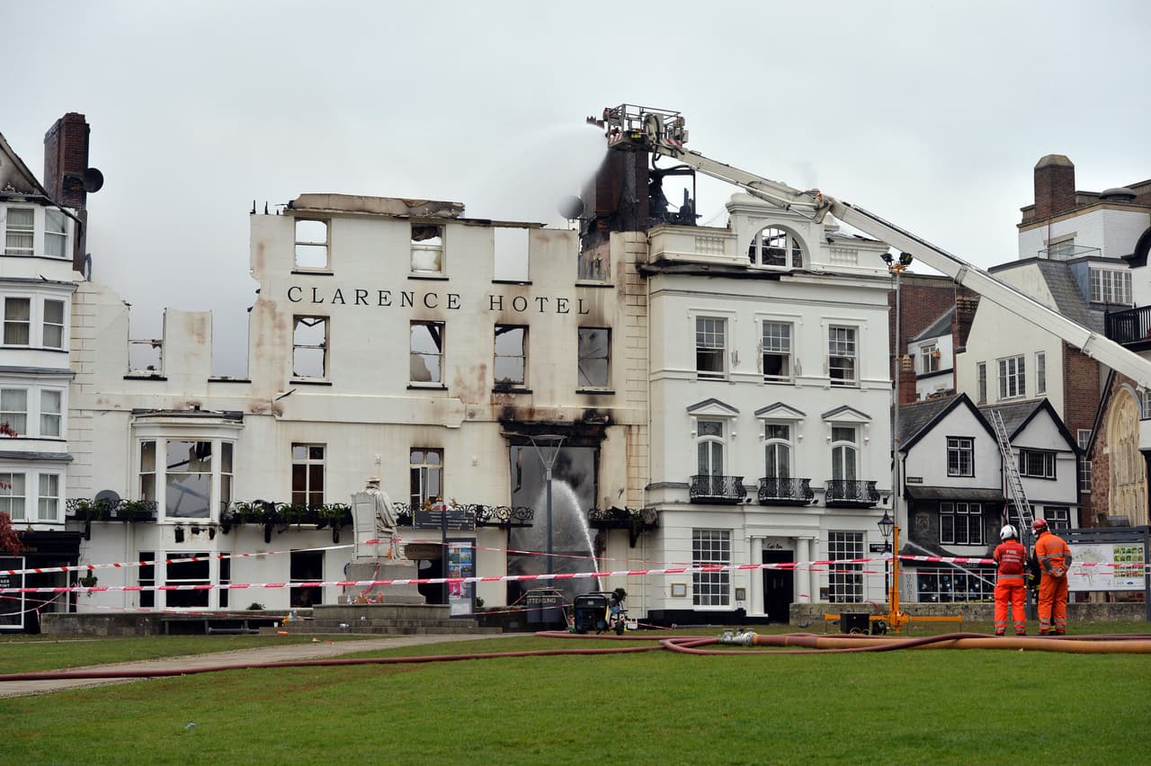 Bomberos luchan contra el incendio en el Royal Clarence Hotel