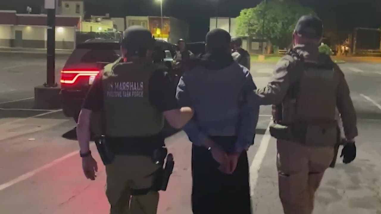 'Disfrazado de mujer': Arrestan a uno de los dos prisioneros que escaparon de centro correccional en Filadelfia