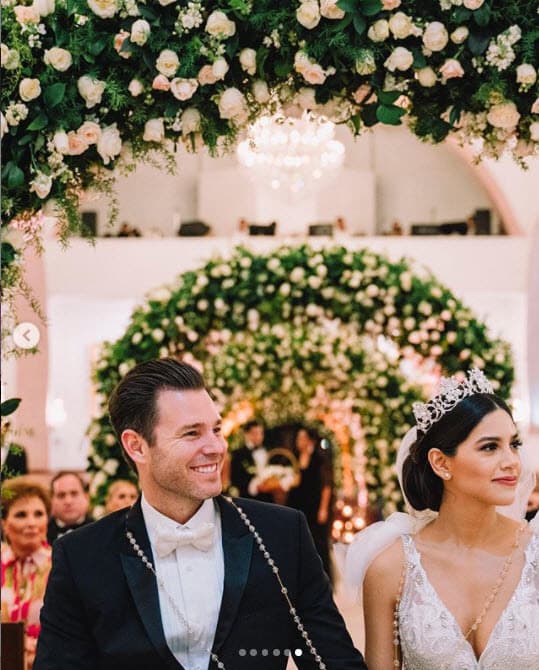 De acuerdo con la Secretaría de Salud de Baja California, el estado donde se celebró la boda, se encuentra en alerta naranja alta por covid-19. Las autoridades han llamado a la población a continuar con las medidas sanitarias y hasta ahora no se ha marcado luz verde para que se dejen de acatar los protocolos de seguridad. 
<br>