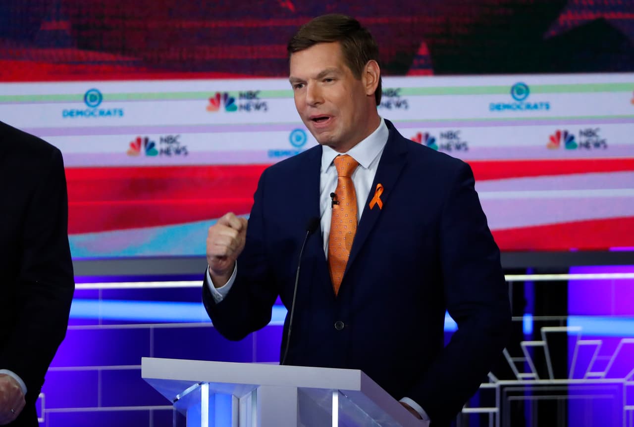 El representante 
<a href="https://www.univision.com/temas/eric-swalwell">Eric Swalwell</a>, de 38 años de edad, tuvo una simple objeción en contra del favorito de su partido: "Eres muy mayor, Joe (Biden)". El congresista refirió que hace 32 años un candidato fue a la Convención Demócrata en California y dijo que era hora de "pasar la antorcha" a una nueva generación de estadounidenses, y ese candidato fue precisamente Biden. "Joe tenía razón y todavía tiene razón hoy. ¡Pasa la antorcha!" Los moderadores preguntaron al exvicepresidente si quería responder. "Lo haría", dijo. "Todavía me aferro a esa antorcha".