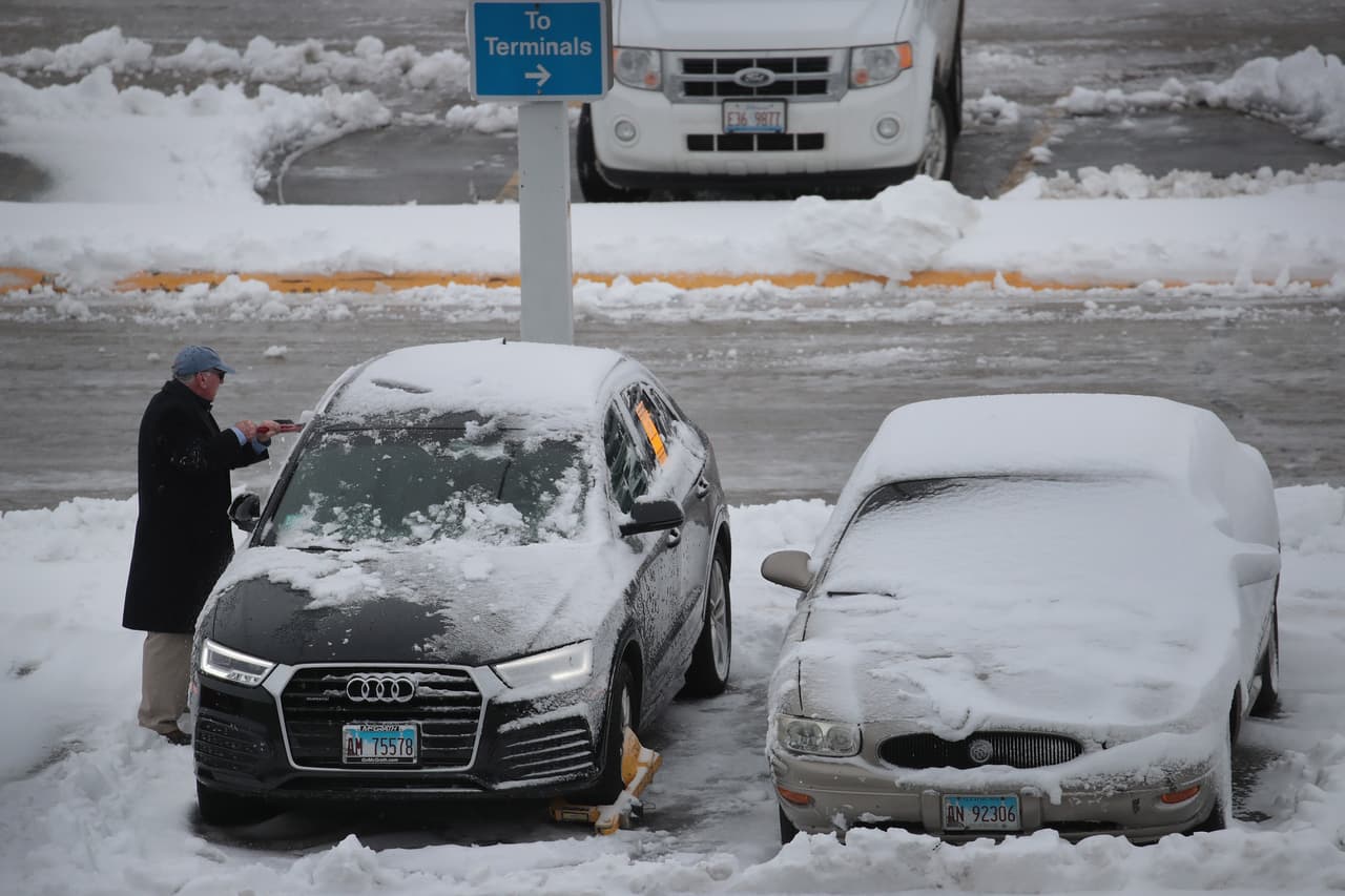 Si no limpias la nieve, puedes recibir una multa entre $50 y $500 por cada violación, según la ciudad de Chicago.
