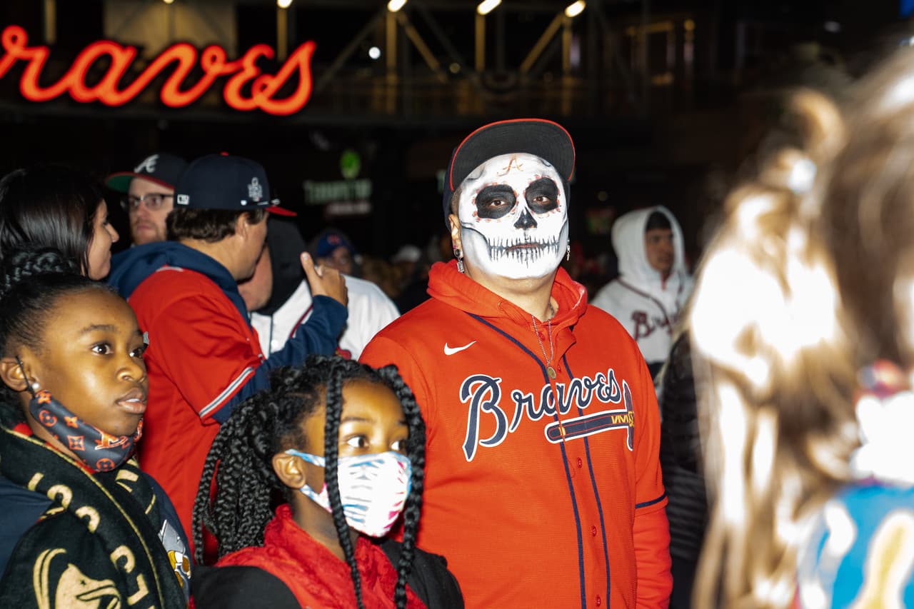Los aficionados dentro y fuera del Truist Park celebraron y se sintieron ganadores.