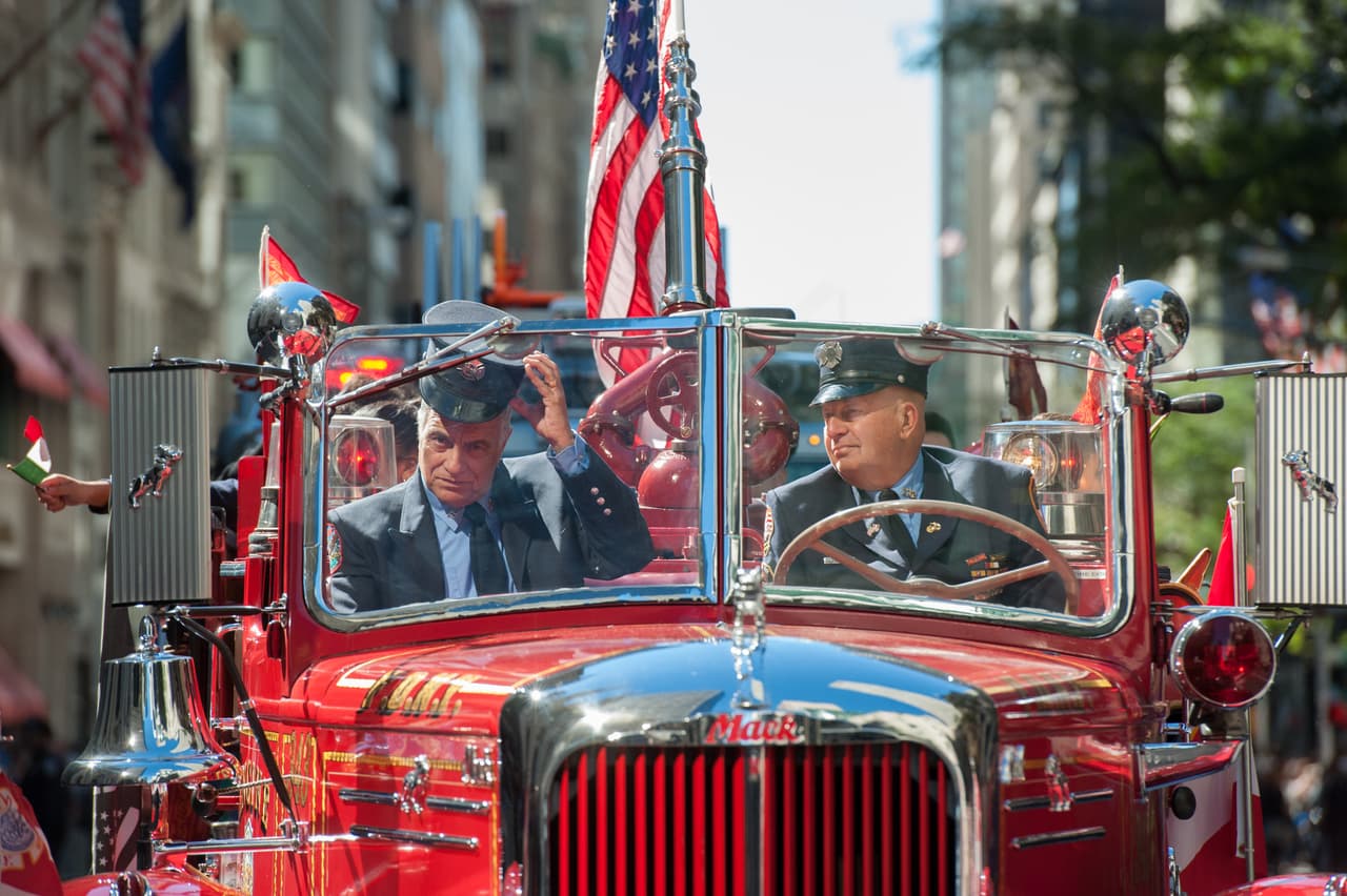 El Departamento de Bomberos de la ciudad de Nueva York desfiló también luciendo una de sus camionetas "vintage".