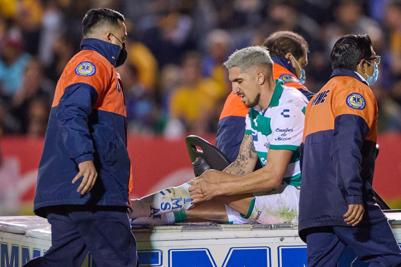 Carlos Salcedo fue el héroe de Tigres al marcar el gol que les dio la victoria sobre Santos y el pase a Semifinal.