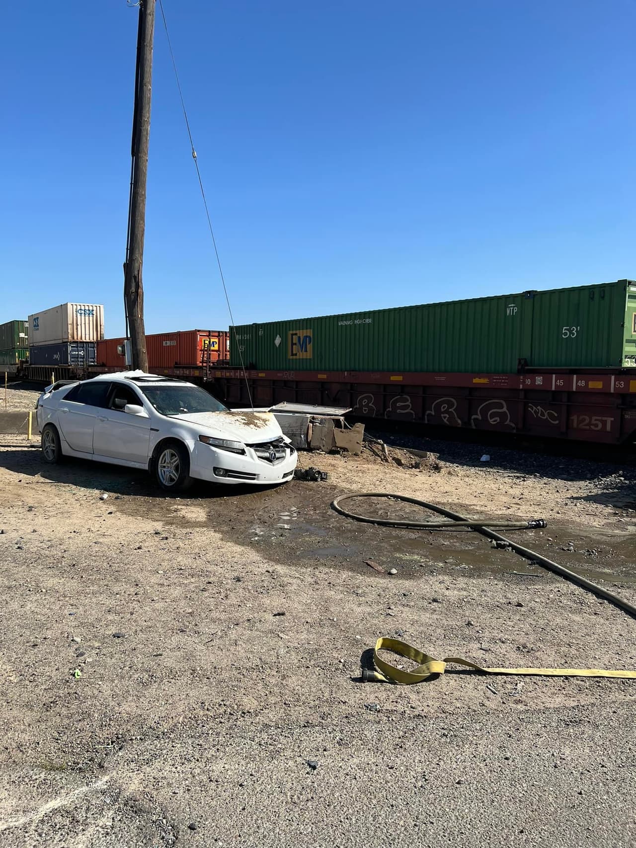 El conductor fue restado milgraosamente del automóvil luego del doble impacto.