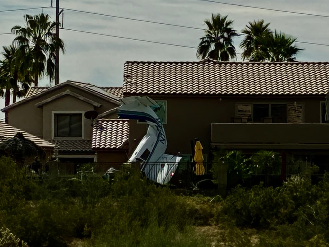 <b>Tres personas resultaron lesionadas</b>: un estudiante y el instructor de vuelo que iban en la aeronave, así como un hombre que se encontraba en la casa. Los tres fueron hospitalizados, y son reportados en condición estable.