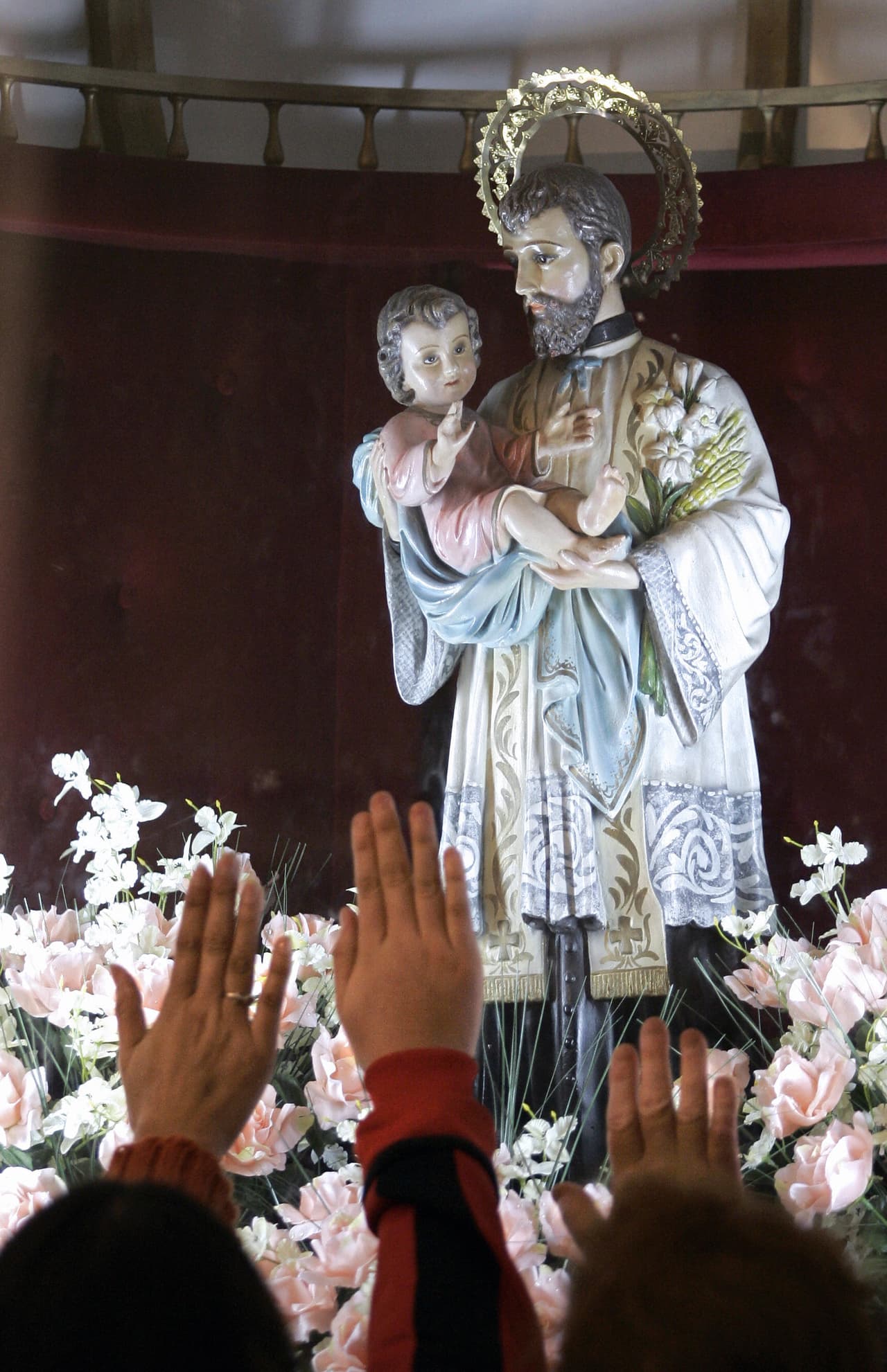 El mito popular explica que una vez, mientras rezaba, tuvo una visión, en donde se le aparecía la Virgen. Ella le ponía al Niño Jesús en sus brazos y por esta la razón por la cual usualmente se le representa llevando al bebé Jesús.