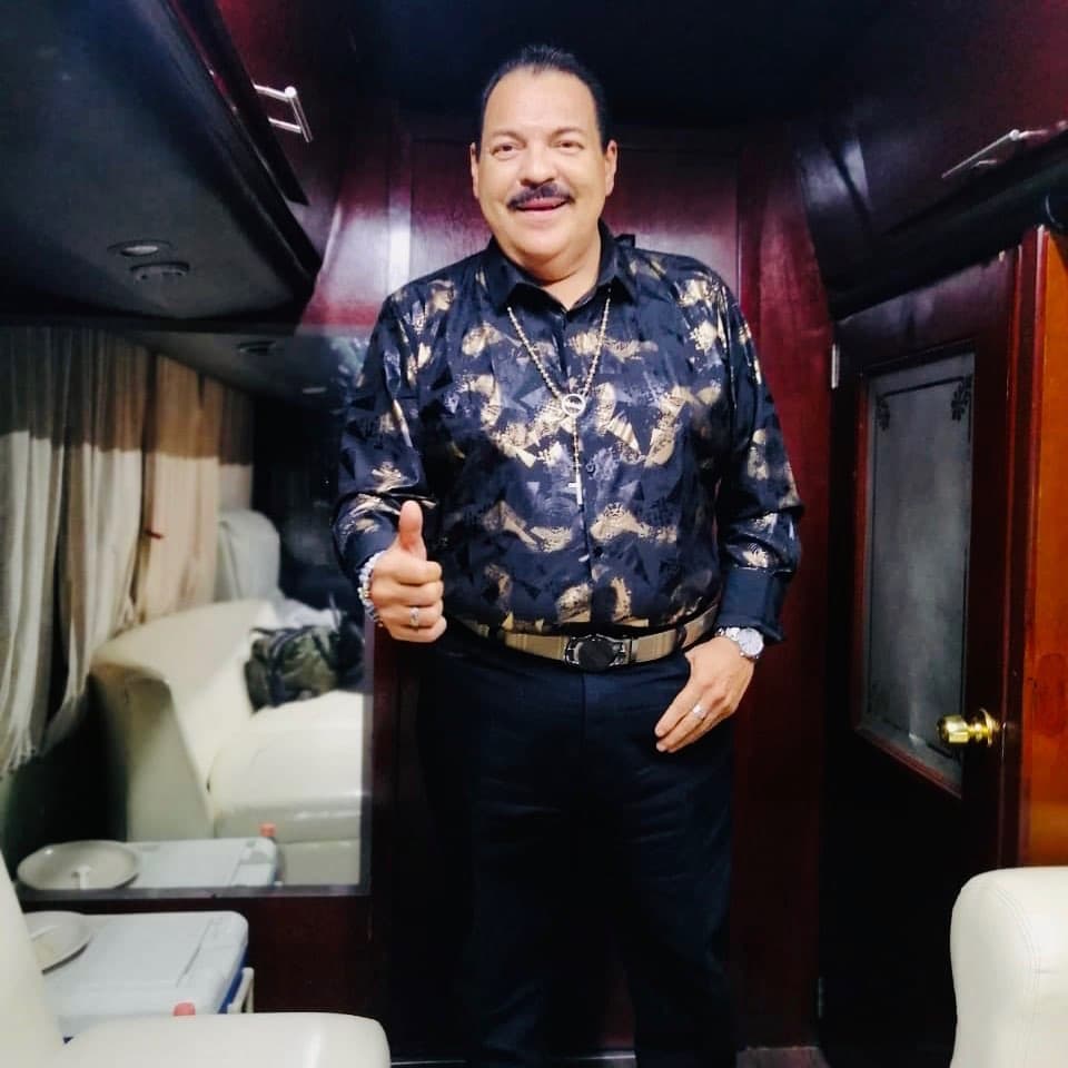 Tras la operación,
<b><a href="https://www.univision.com/radio/raul-brindis/julio-preciado-asusta-a-los-doctores-con-una-fiebre-luego-de-trasplante-de-rinon-video" target="_blank">permaneció en convalecencia</a></b> en Guadalajara y luego se trasladó a Mazatlán en donde continuó su recuperación. El lunes por la noche fue trasladado desde esa ciudad a la capital jalisciense tras los síntomas de covid-19 que presentó durante el fin de semana.
<br>