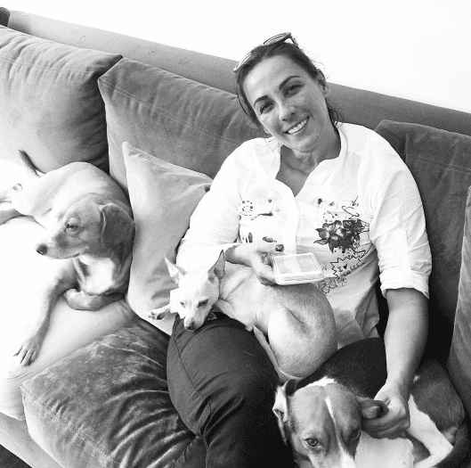 Consuelo Duval disfruta el tiempo libre en compañía de sus 'perrihijos' y lo comparte a través de sus redes sociales.