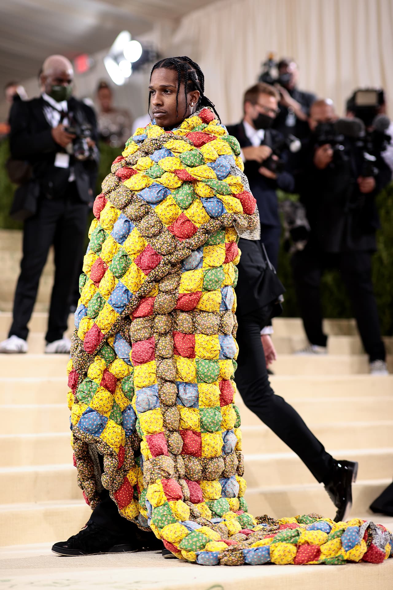 Su novio, el rapero 
<b>A$AP Rocky,</b> no pasó desapercibido por la escalinata repleta de fotógrafos en el Museo de Arte Metropolitano de Nueva York. Él lució un atuendo creado por ERL que nació de la inspiración 'patchwork'.