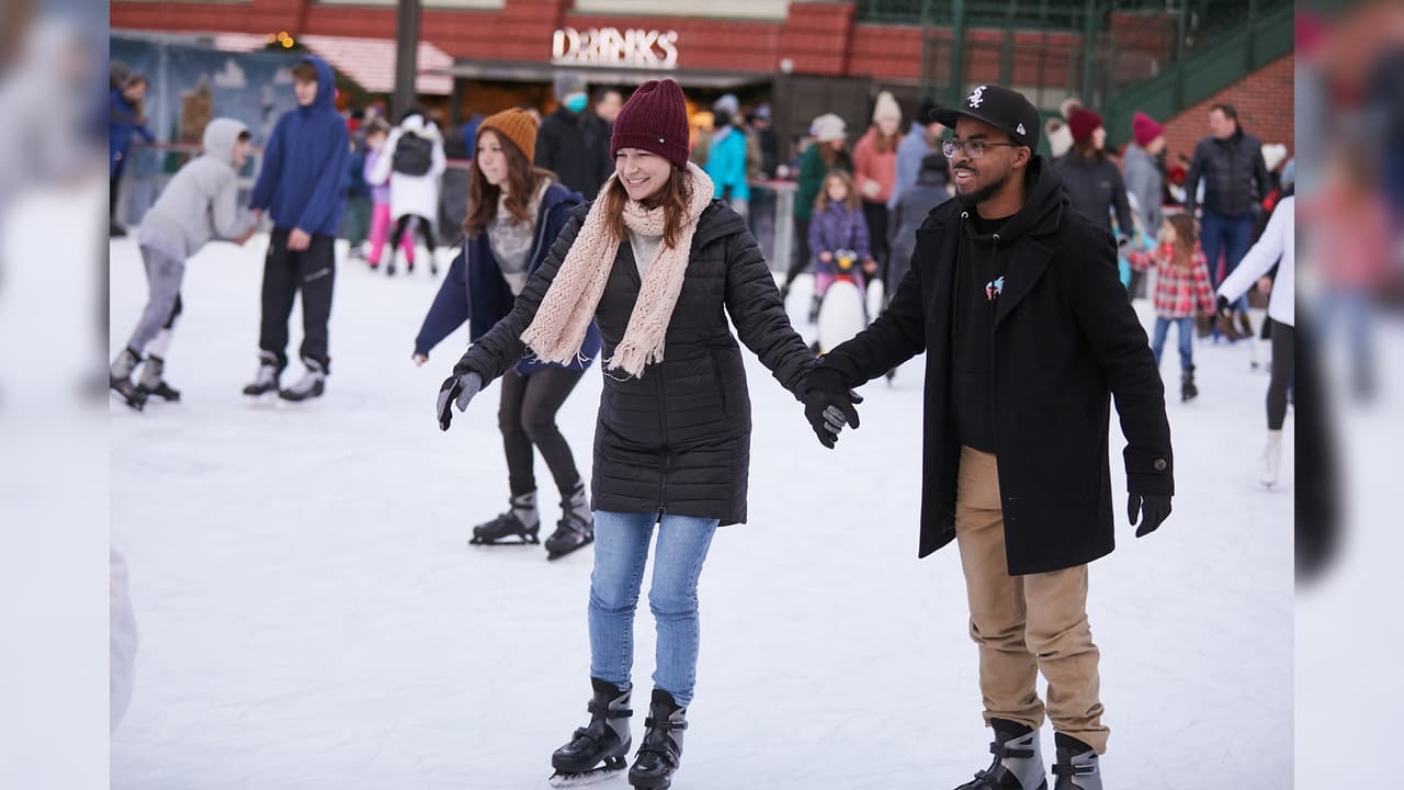 <h3 class="cms-H3-H3"><b>Gallagher Ice Rink</b></h3>
<br>Una pista de 12 mil pies cuadrados te espera en el interior de Wrigley Field este invierno para que te deslices a lo grande. Además de patinaje, puedes disfrutar de atracciones como juegos, juegos de feria y hasta carritos chocones. 
<b>El acceso al parque cuesta $5 y es gratis para niños menores a 2 años</b>. El acceso a 
<b>la pista de hielo cuesta $12 y $20</b> con la renta de los patines. 
<a href="https://mlb.tickets.com/schedule/?agency=TPRK_GWAY_MPV&orgid=51571#/?view=list&includePackages=true" target="_blank">En esta página</a> puedes comprar tus accesos.