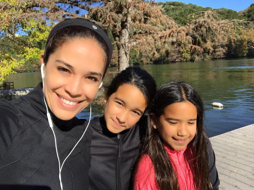 Karla ha disfrutado todas las etapas de la maternidad y cada día aprende más de sus hijas de 11 y 13 años.