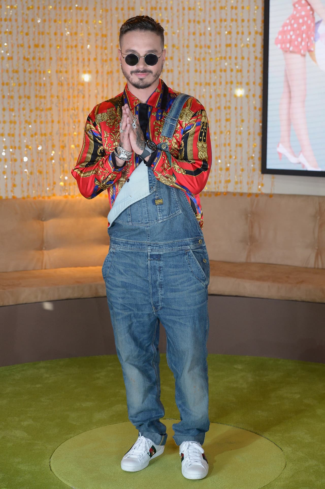 Muy polémico fue el look de J Balvin que hizo su apuesta por una camisa 'vintage' de seda tipo años 90, pero que luego decidió acompañar de un overol, lo que para muchos fue robarle completamente la magia al look.