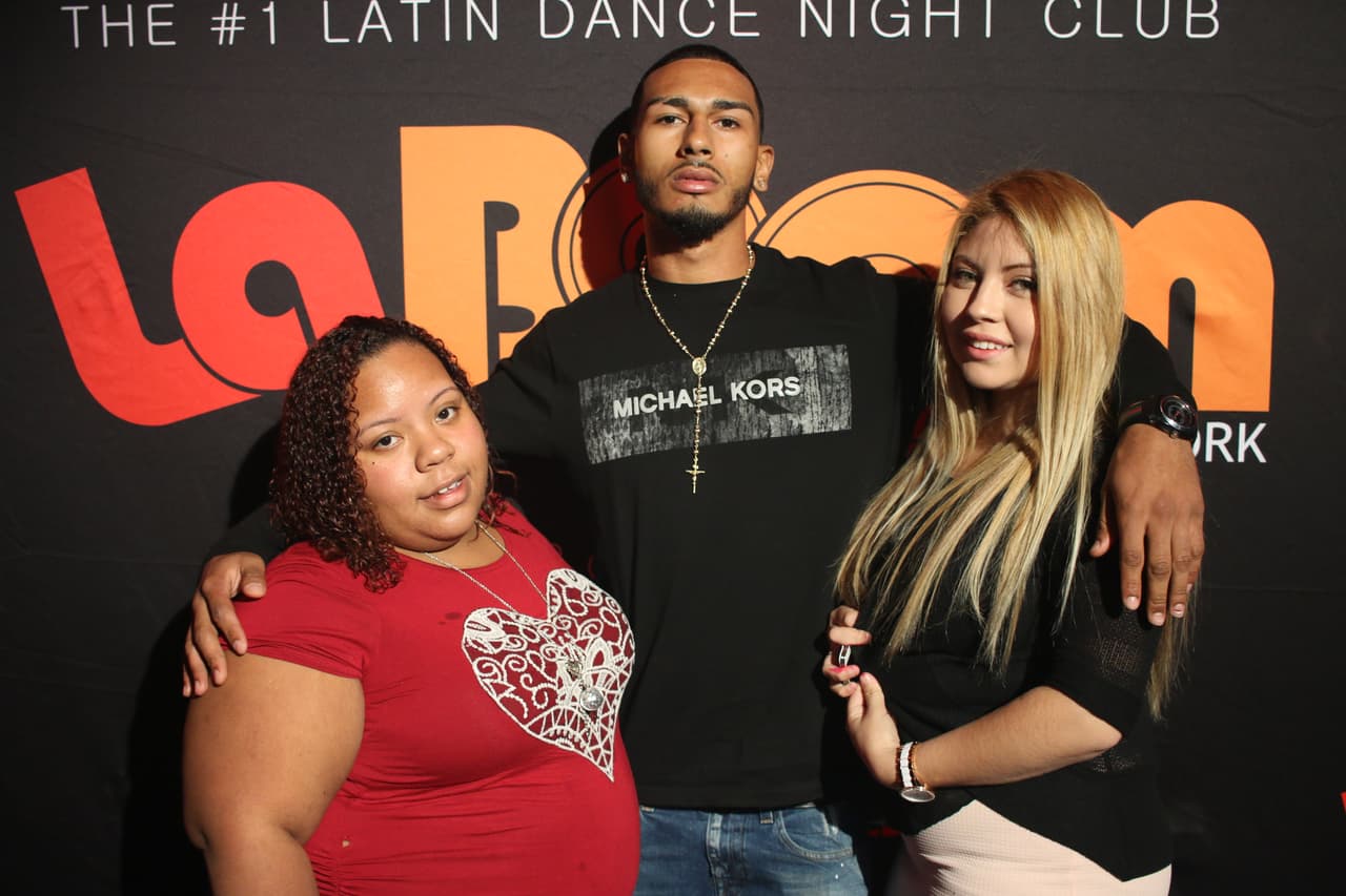 Hillary y Pineda, 23, de Hicksville, NY, y Flor Bonilla, 20, de Oyster Bay, NY.
<br>
<br>
<b>¿Qué es el trap?</b> Es Anuel AA. Es música real hasta la muerte. 
<br>
<br>
<b>¿Por qué lo escuchas?</b> Because it’s real, and it speaks it’s mind and soul. You don’t have a lot of artists that do that. The name says it all: trap. Everyone has a look, but everyone’s luck runs out.
<br>
<br> 
<br>