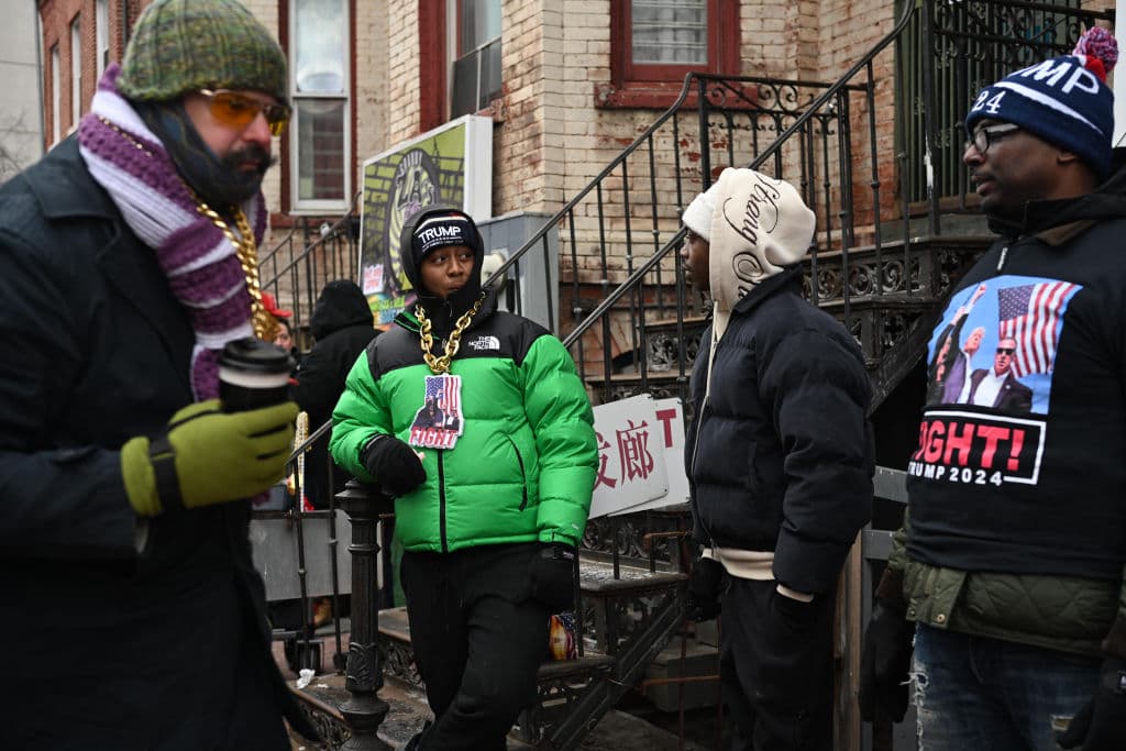 Algunas personas aprovecharon para reunirse y usar parte de la mercancía que estaba a la venta por la toma de posesión de Trump.