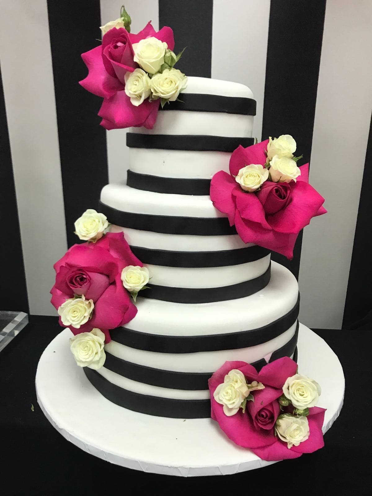 El pastel que combinaba con la decoración de su tienda no podía faltar.