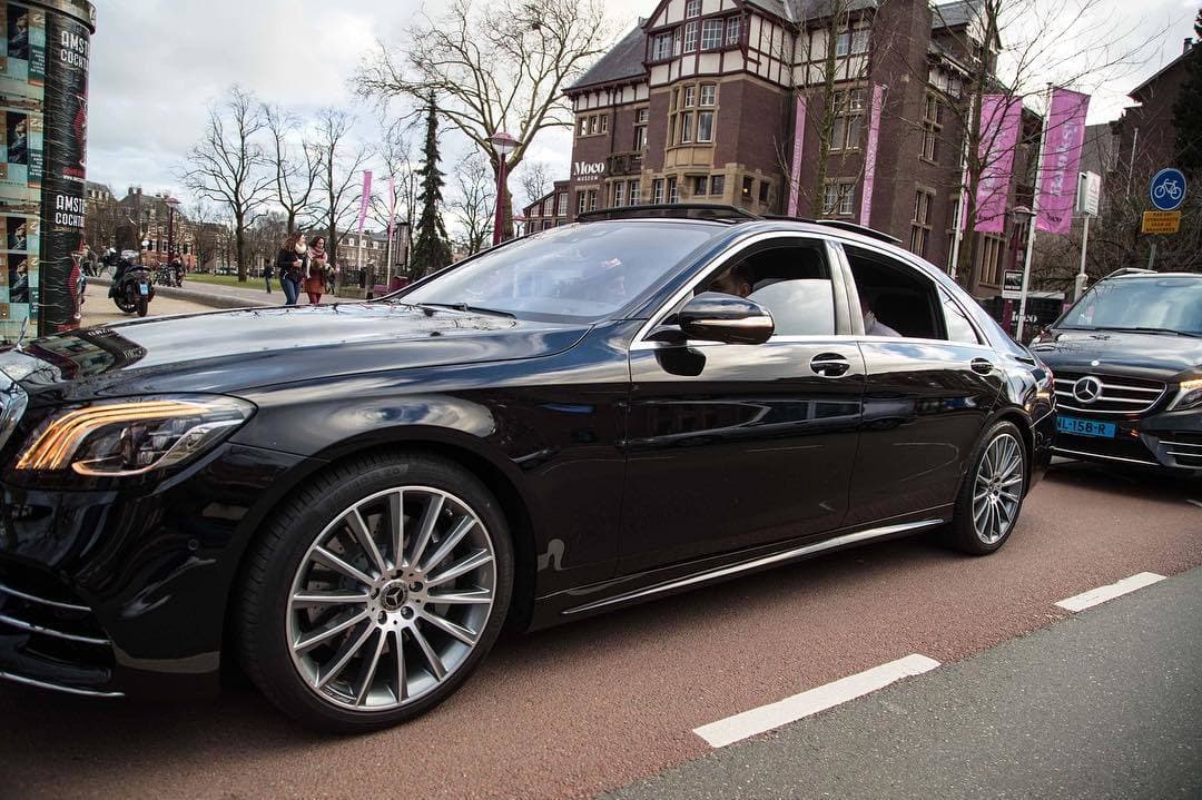 Pero el buen gusto del no es exclusivo del mexicano, pues el luchador irlandés ha presumido fotos y videos de este lujoso Mercedes-Benz S500 de 435 caballos de fuerza.