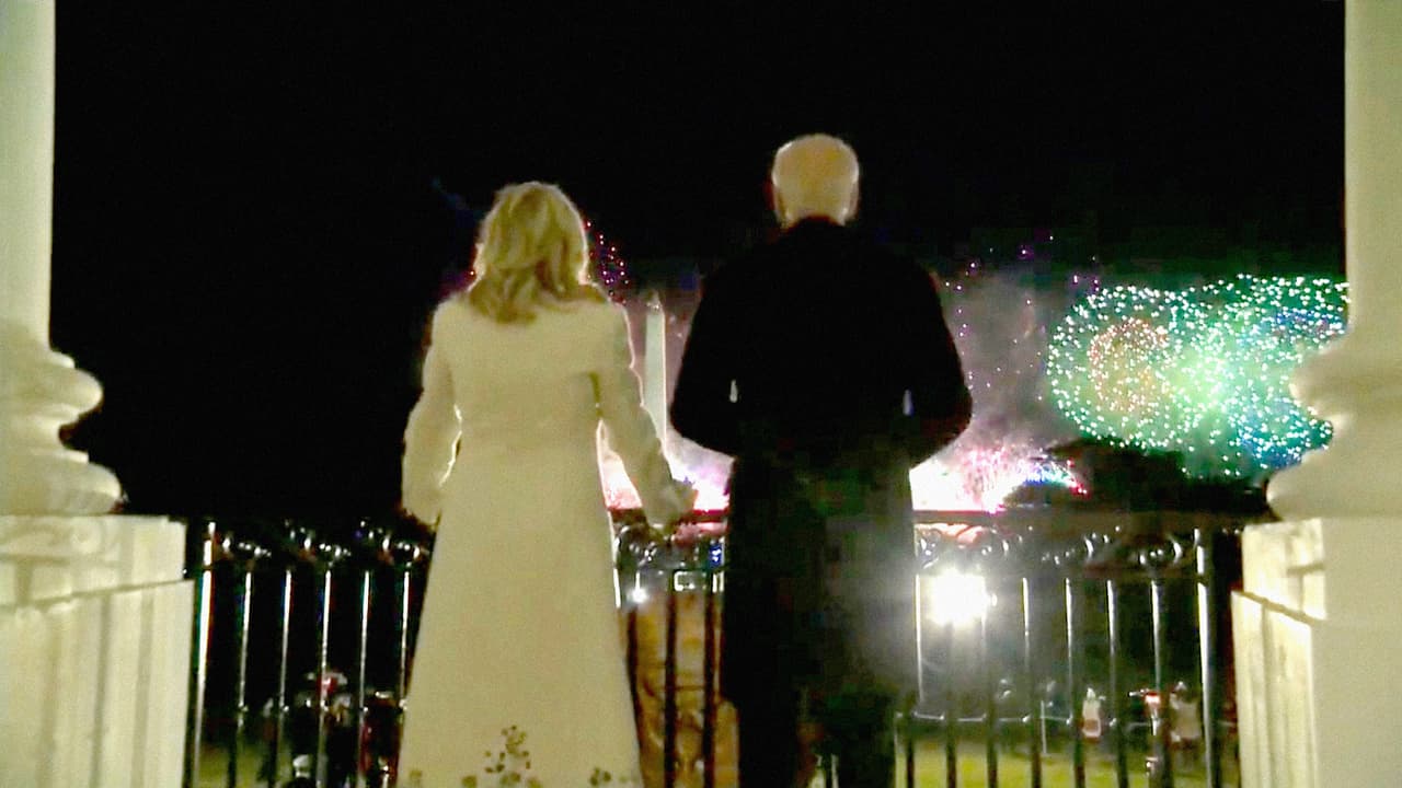 Una toma desde dentro de la mansión, con el presidente y la primera dama en primer plano.
<br>