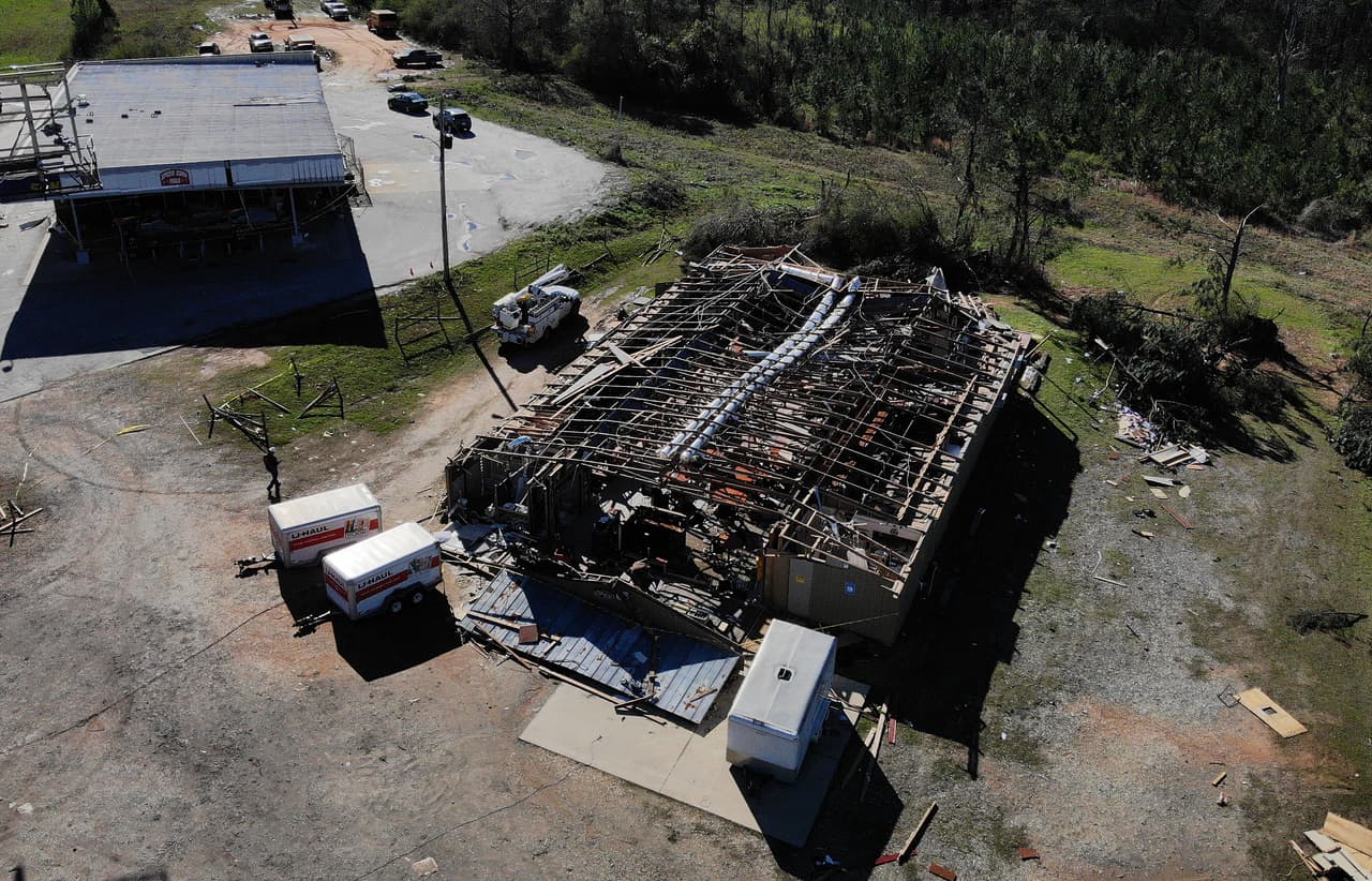 “Ha sido una situación trágica, pero se está haciendo un buen trabajo”, dijo Trump en la Casa Blanca. “Estoy en contacto constante con la gobernadora de Alabama (Kay Ivey) y también con el gobernador de Georgia (Brian Kemp)", agregó.