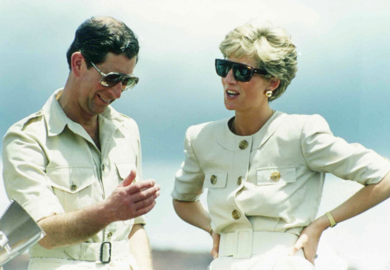 En esta foto del 23 de abril de 1991, el príncipe Carlos y la princesa Diana durante una visita a unna mina de hierro cerca de Carajas, Brasil. Los productores de un nuevo documental sobre Diana que se transmitirá el domingo 6 de agosto del 2017 dicen que el mismo permite conocerla mejor. Los críticos señalan que no es más que explotación. (AP Foto/Dave Caulkin, Archivo)