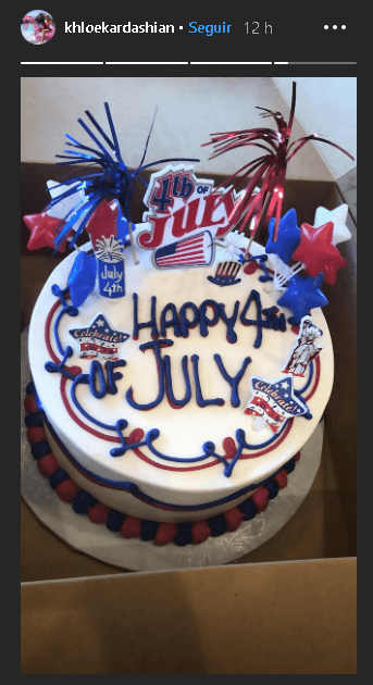 Una de ellas fue 
<b>Khloé Kardashian</b>, quien festejó junto a su hija True Thompson con este patriótico pastel. La famosa miembro del clan Kardashian Jenner compartió su celebración en las historias de 
<b><a href="https://www.instagram.com/khloekardashian/" target="_blank">Instagram</a></b>.