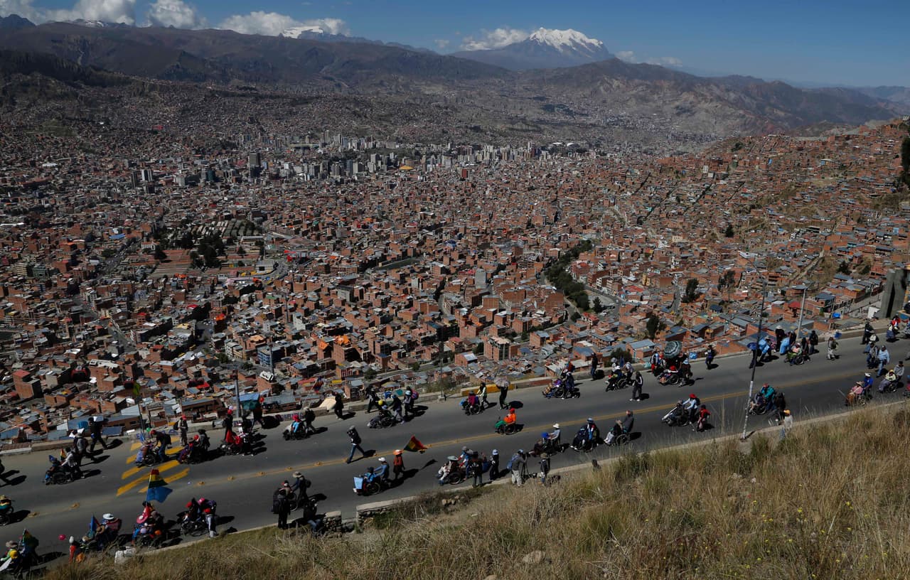 Cientos de personas llegaron el mes pasado hasta la sede del gobierno boliviano tras marchar más de 300 kilómetros sobre sus sillas de ruedas y muletas.