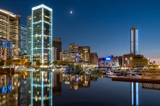 <h3 class="cms-H3-H3">Líbano</h3>
<br>
<br>Tal como sucede en otros países, los visitantes deberán mostrar una prueba negativa que no pase de los cuatro días previos a su llegada.
<b>En dado caso de que su estadía sea por más de una semana, tendrán que realizar otra evaluación en el aeropuerto costeada por la aerolínea antes de salir de territorio libanés. Además, los turistas también tendrán que presentar un comprobante de seguro que cubra los costos en dado caso se contagien del virus. </b>
<br>
<br>De acuerdo con la embajada de Estados Unidos en Beirut,
<a href="https://lb.usembassy.gov/covid-19-information/" target="_blank">todos los cruces fronterizos terrestres hacia Siria permanecen cerrados indefinidamente y desde el pasado 1 de julio, los turistas no requerirán autoaislamiento por dos semanas. Sin embargo, serán separados en dos categorías: aquellos que llegan de países donde la prueba de coronavirus está disponible y aquellos que llegan donde no lo está. </a>
<br>
<br>Líbano, hasta el momento, ha notificado 2,542 casos y 38 muertes por coronavirus, según la Universidad Johns Hopkins.
<br>