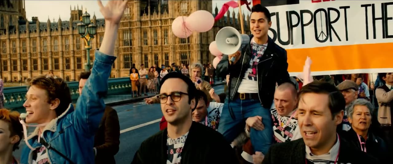 De hecho, tras el éxito de la cinta en 2015 a los miembros de LGSM se les ofreció encabezar la Marcha Gay de Gales; no obstante, una vez que pidieron desfilar junto a los mineros en lugar de los actores fueron posicionados detrás de otras agrupaciones.