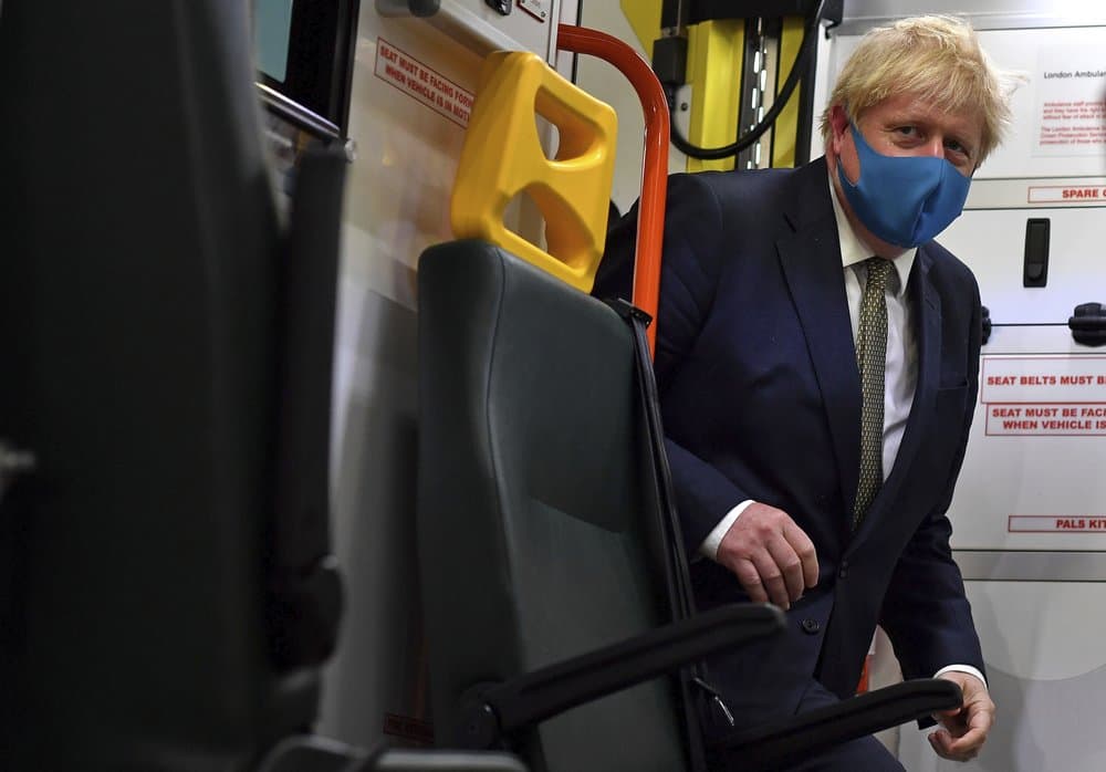 El primer ministro británico, Boris Johnson, usa una máscara
<b> mientras sube a una ambulancia durante una visita a la sede del Servicio de Ambulancia de Londres NHS Trust </b>en Londres el 13 de julio de 2020.