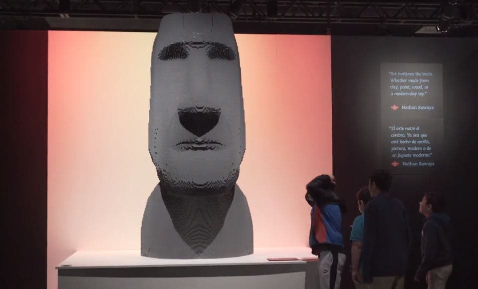 Ver una réplica de tamaño real de un Moái, uno de los monolitos de la Isla De Pascua, maravilla a los más pequeños y los estimula a dejar volar su imaginación con sus juguetes favoritos.