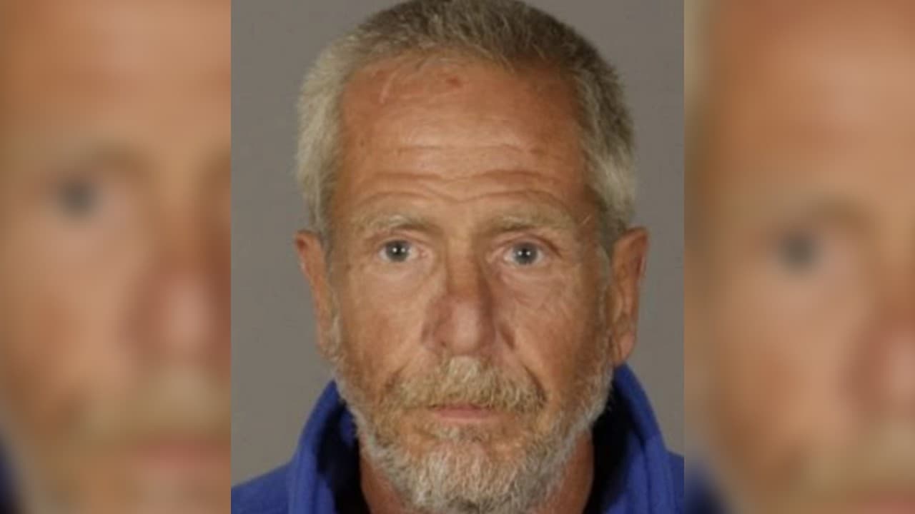 En ese primer incidente, la policía dice que Kaufman fue capturado en un video de vigilancia, caminando hacia una cafetería en Federal Avenue con una gran piedra y arrojándola por la ventana. El sospechoso intentó quitar el monitor del mostrador, pero al no poder hacerlo, volvió a lanzar la piedra por la ventana rota y se fue a pie.