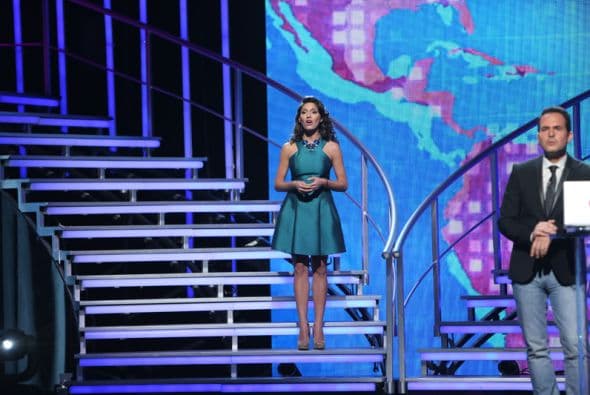 Carlos Calderón sacó lo mejor de las bellas durante un noticiero donde fácilmente una de ellas pudiera ser la nueva reportera de Univision. ¿Tendrá madera una de ellas para llegar a hacer ancla?