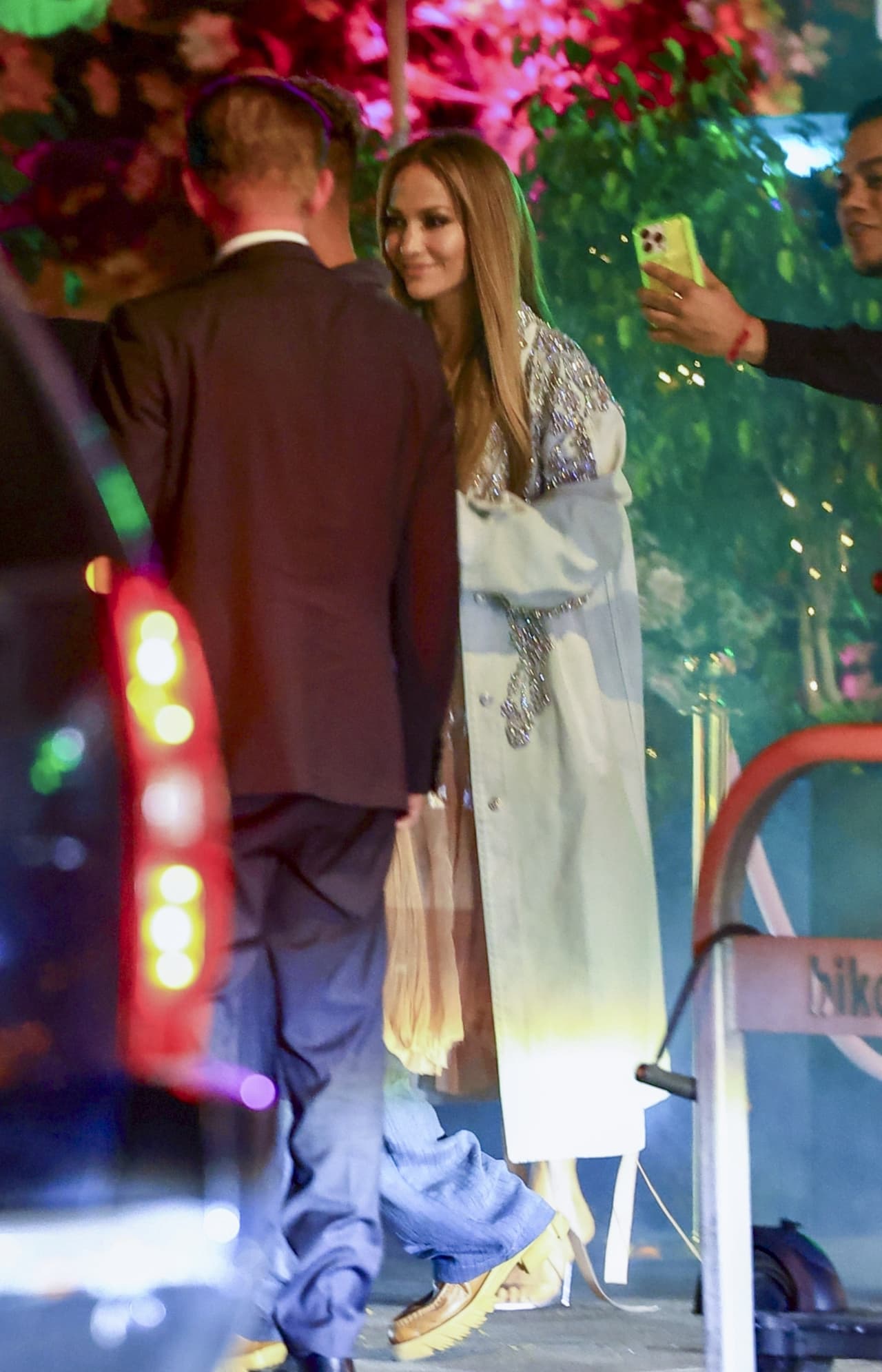 JLo mostró su figura en un vestido rosa metálico.