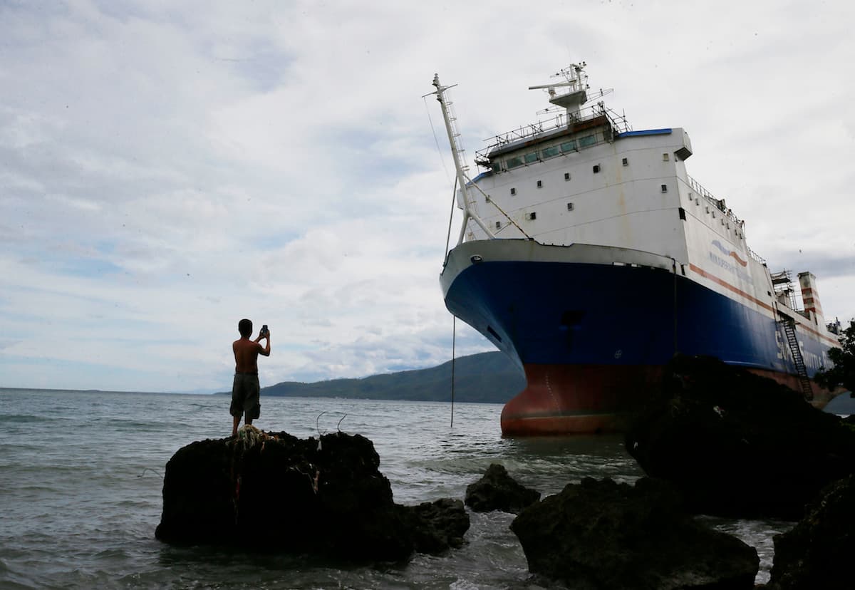El tifón Nock Ten dejó varado este ferry en Filipinas