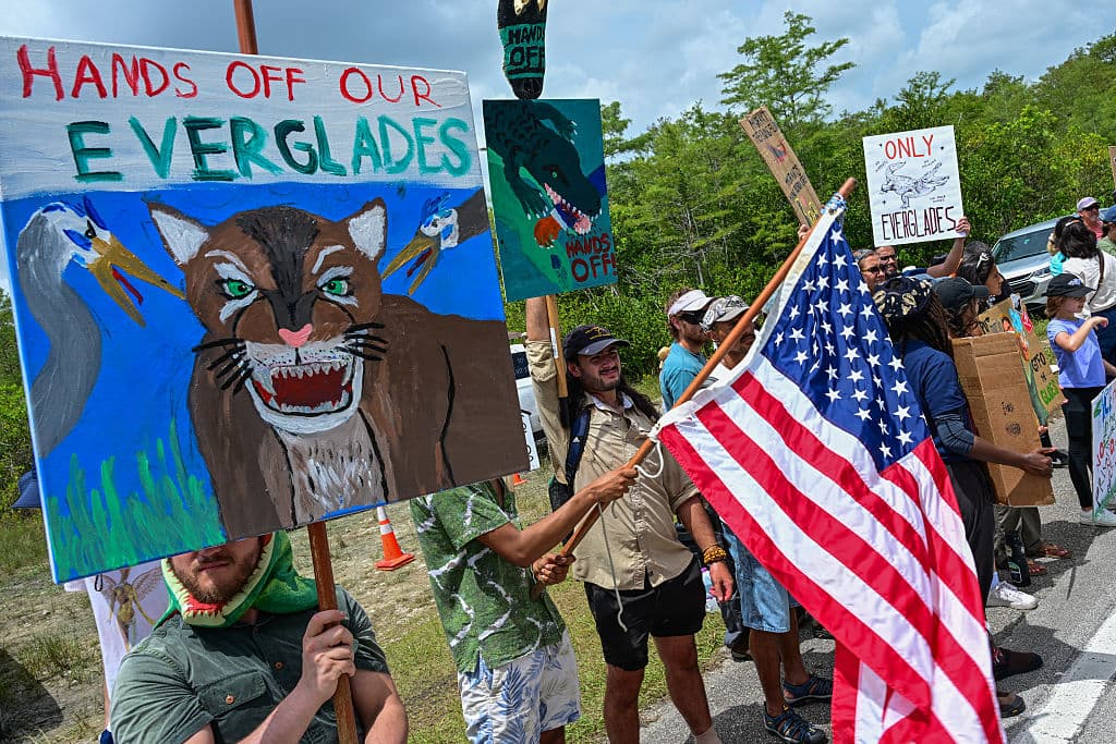 La alcaldesa del condado de Miami-Dade, Daniella Levine Cava, presentó objeciones a la construcción, pero no pudo frenarla por tratarse de una orden ejecutiva del gobernador de Florida.