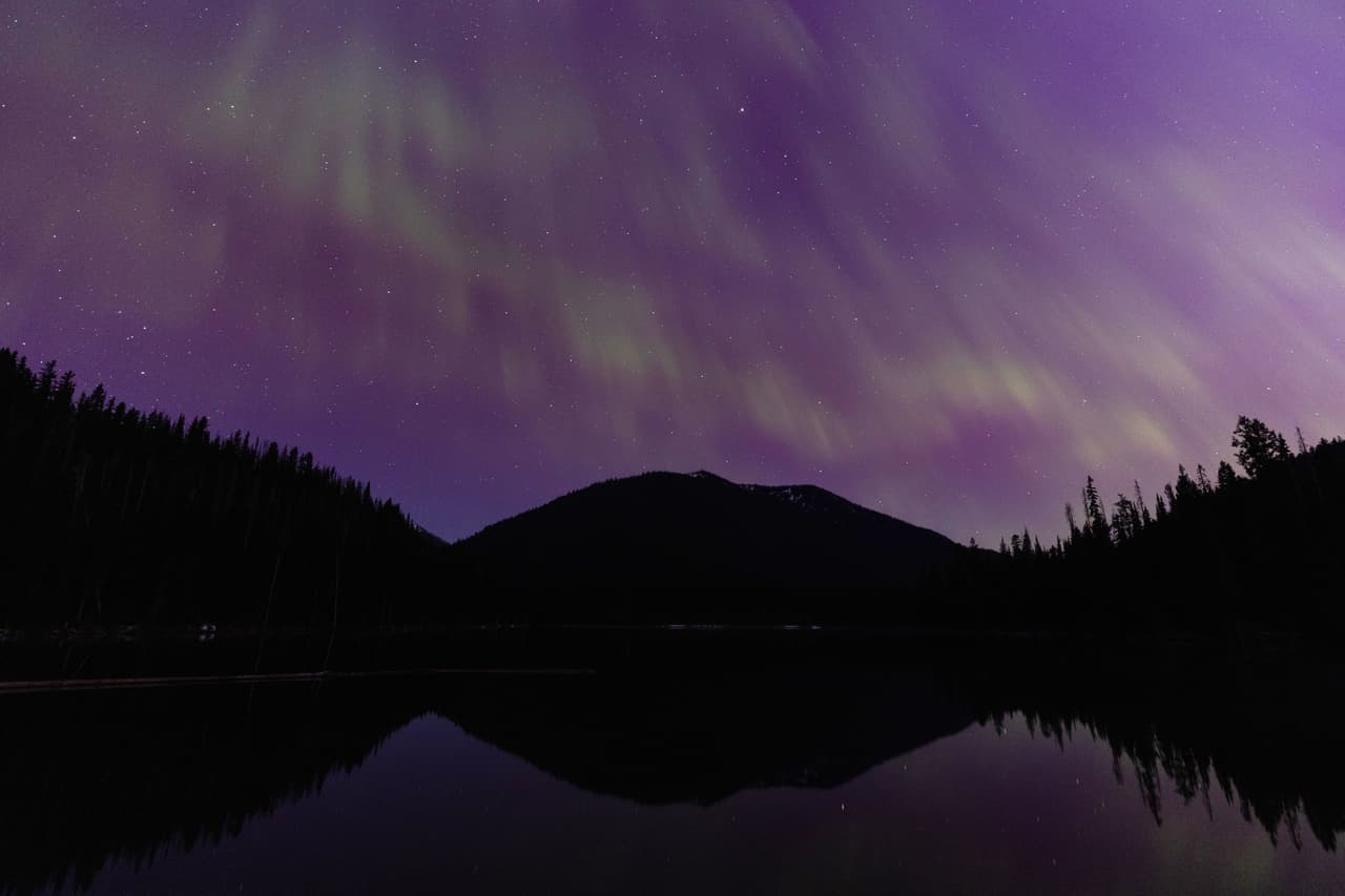 La aurora boreal causada por la tormenta solar vista el 11 de mayo de 2024 desde British Columbia, Canadá.