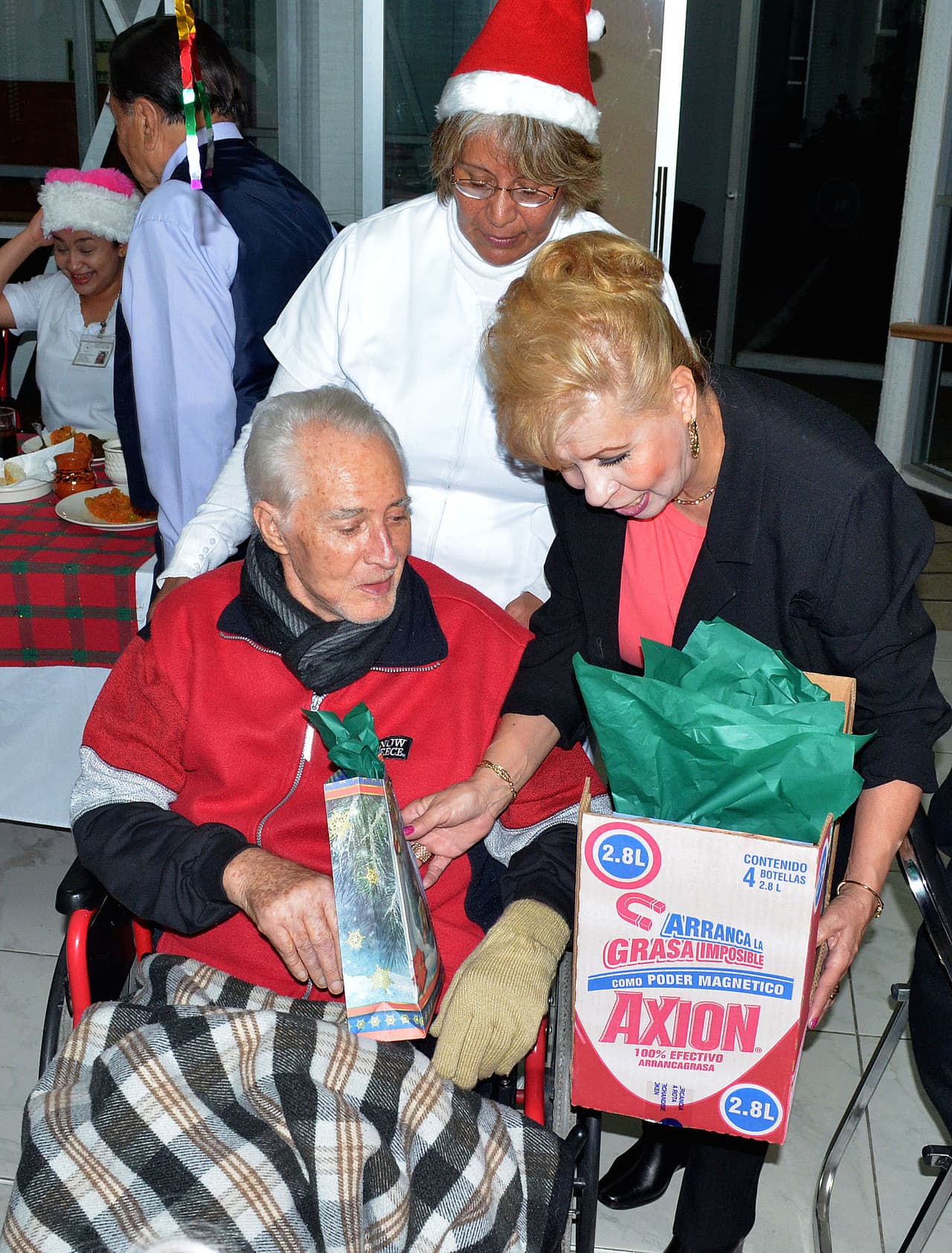 Al actor se le vio más delgado y todo el tiempo se mantuvo en la silla de ruedas pero también se divirtió con los regalos.