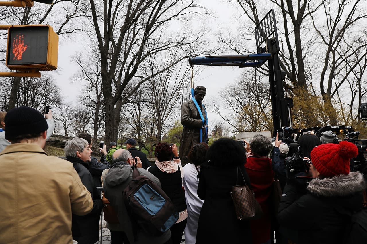 <b>NUEVA YORK (EEUU). Luego de pujas en el consejo de la ciudad y protestas de afroestadounidenses</b>, este
<b> </b>martes 17 de abril de 2018 la estatua de Marion Sims fue quitada del Central Park. Un camión del Departamento de Parques se la llevó para reubicarla en el cementerio Green-Wood en Windsor Terrace, donde está enterrada la familia SIms.
