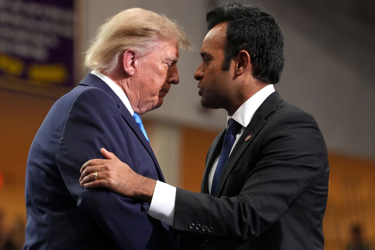El presidente Trump respalda el polémico anuncio de Ramaswamy y critica al gobernador republicano de Ohio por condenarlo