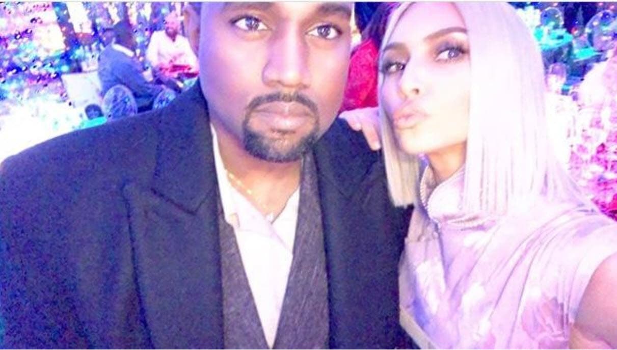 La sede de la celebración fue la casa de la matriarca, Kris Jenner, quien también recreó un pueblo nevado en plena California. 
<br>