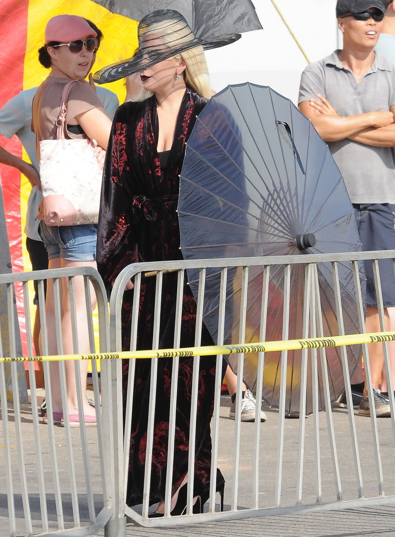 A veces son las prendas y otras los accesorios, pero siempre hay un toque de excentricidad en los 'looks' de la cantante.